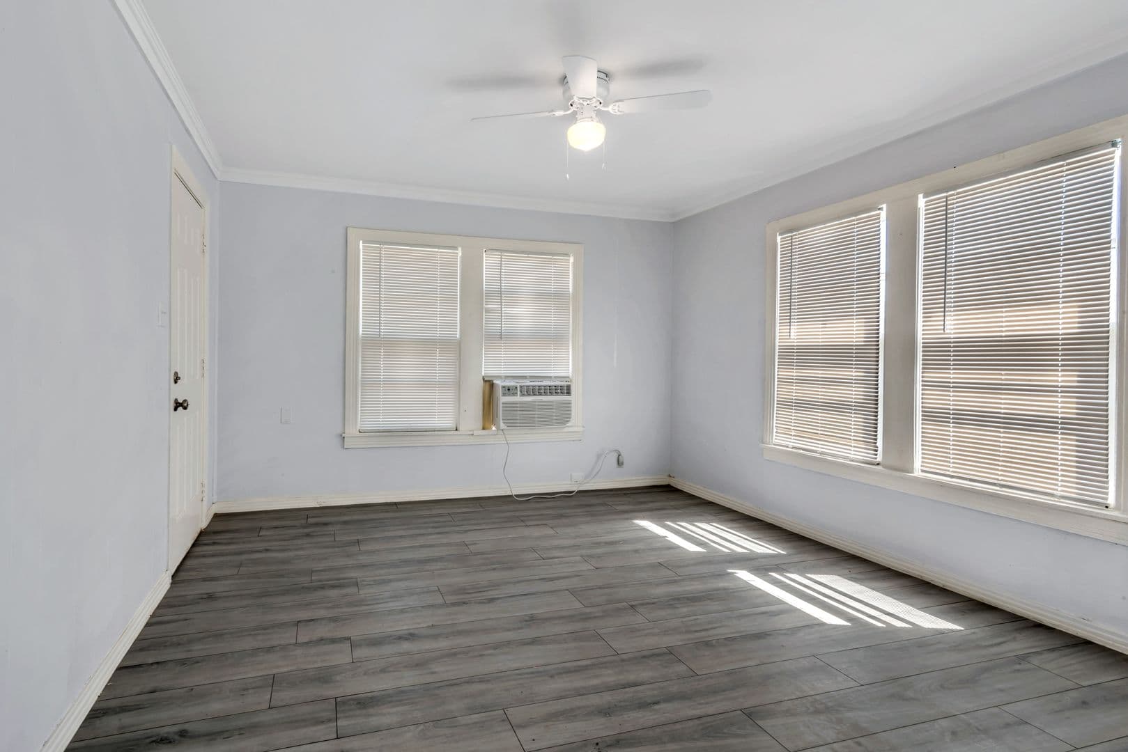 Cleburne Apartment: 305 N Robinson St