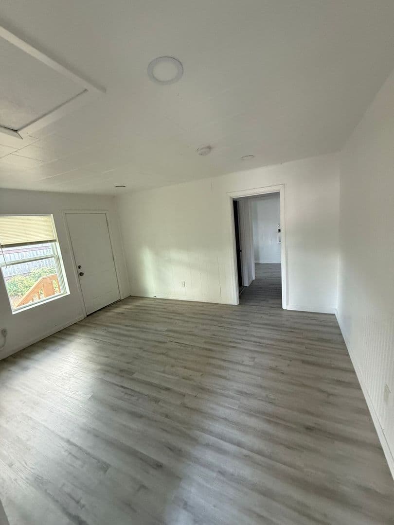 Bonham Apartment: 713 Sam Rayburn