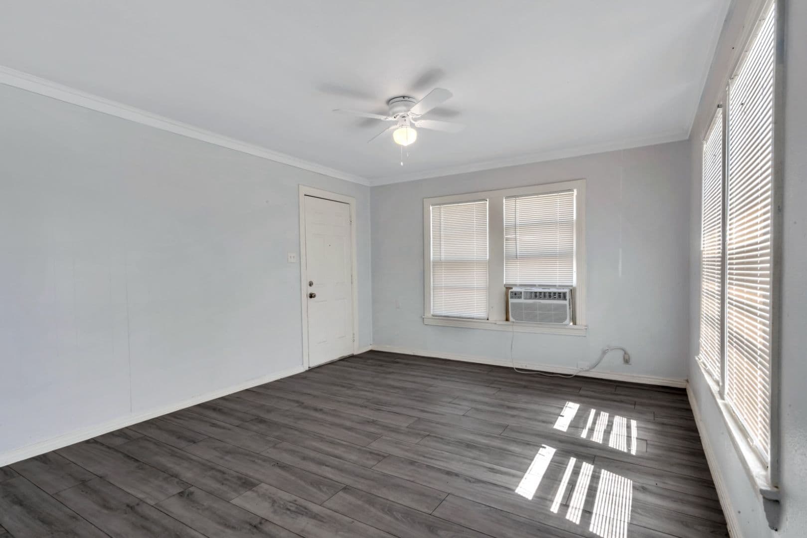 Cleburne Apartment: 305 N Robinson St