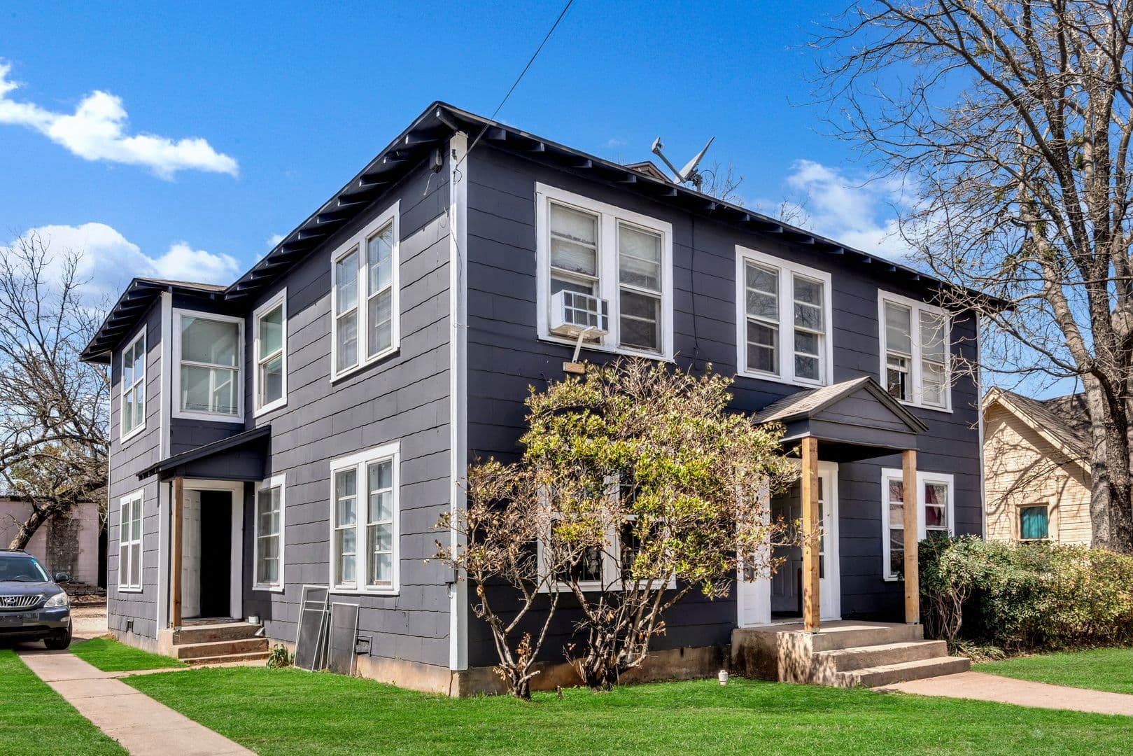 Cleburne Apartment: 305 N Robinson St