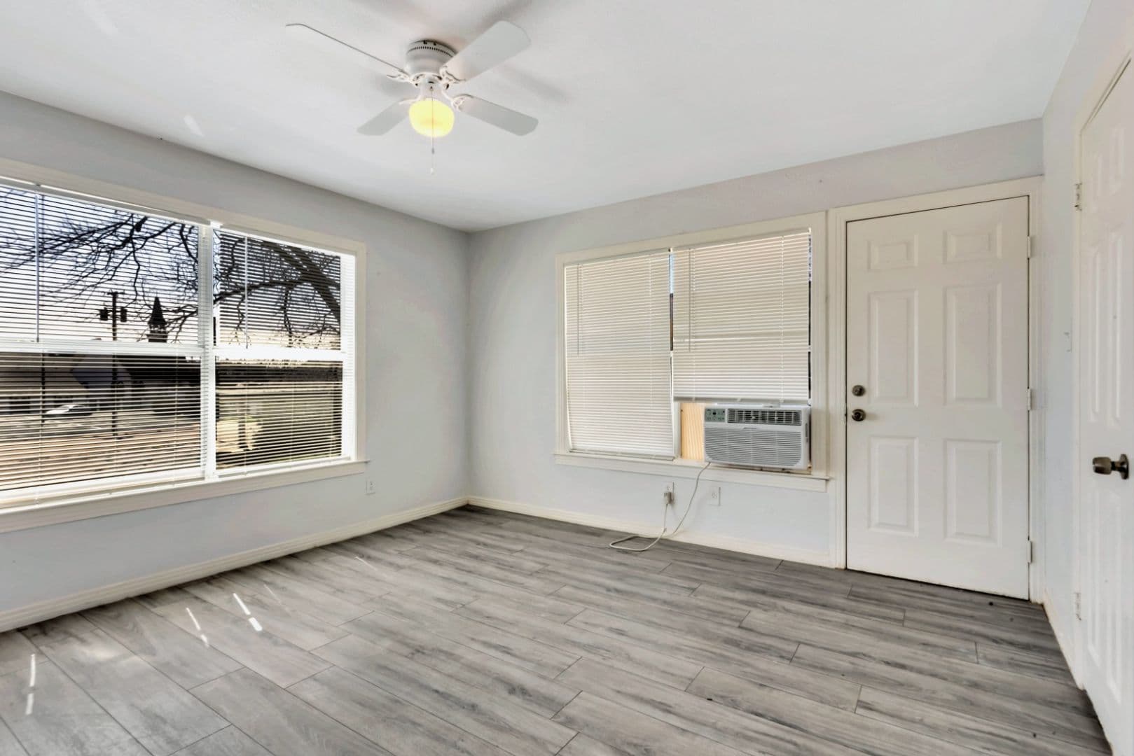 Cleburne Apartment: 305 N Robinson St