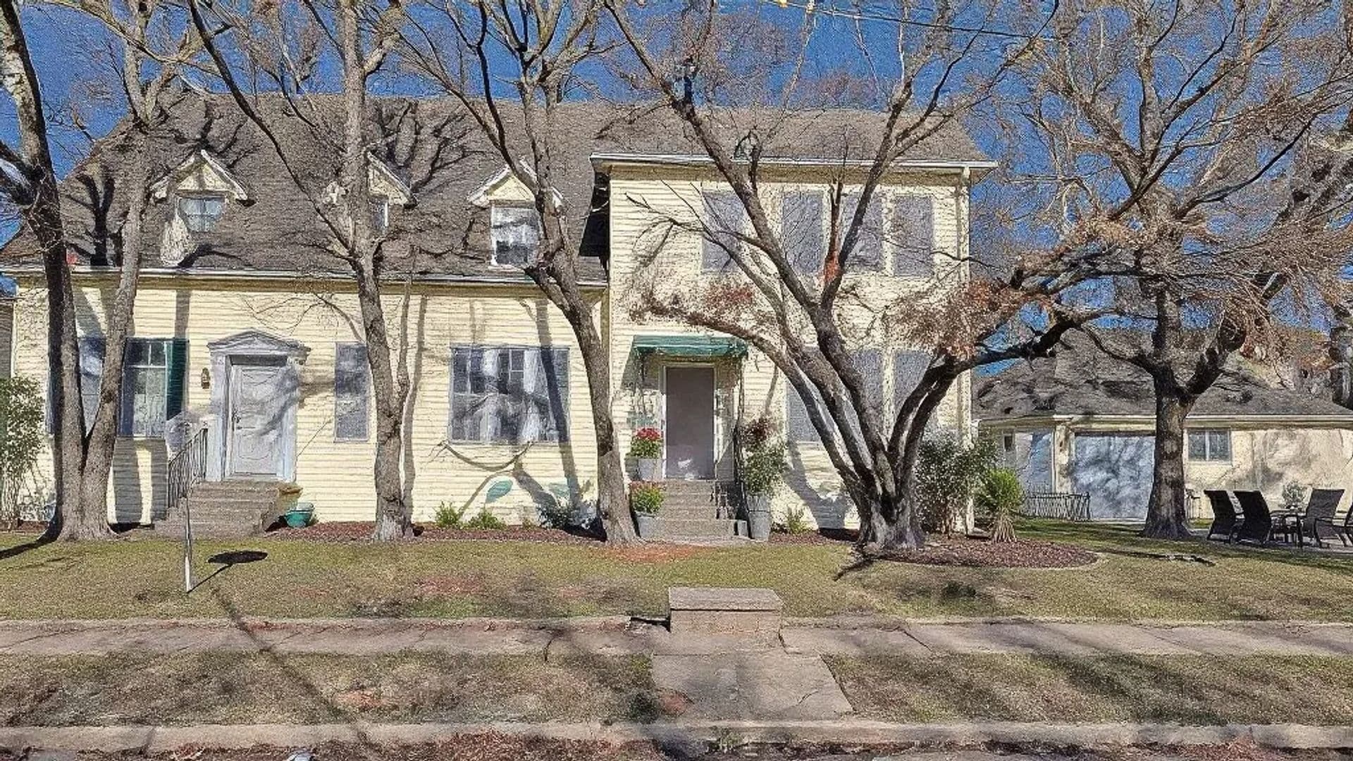 Sherman Apartment: 121 W Moore St