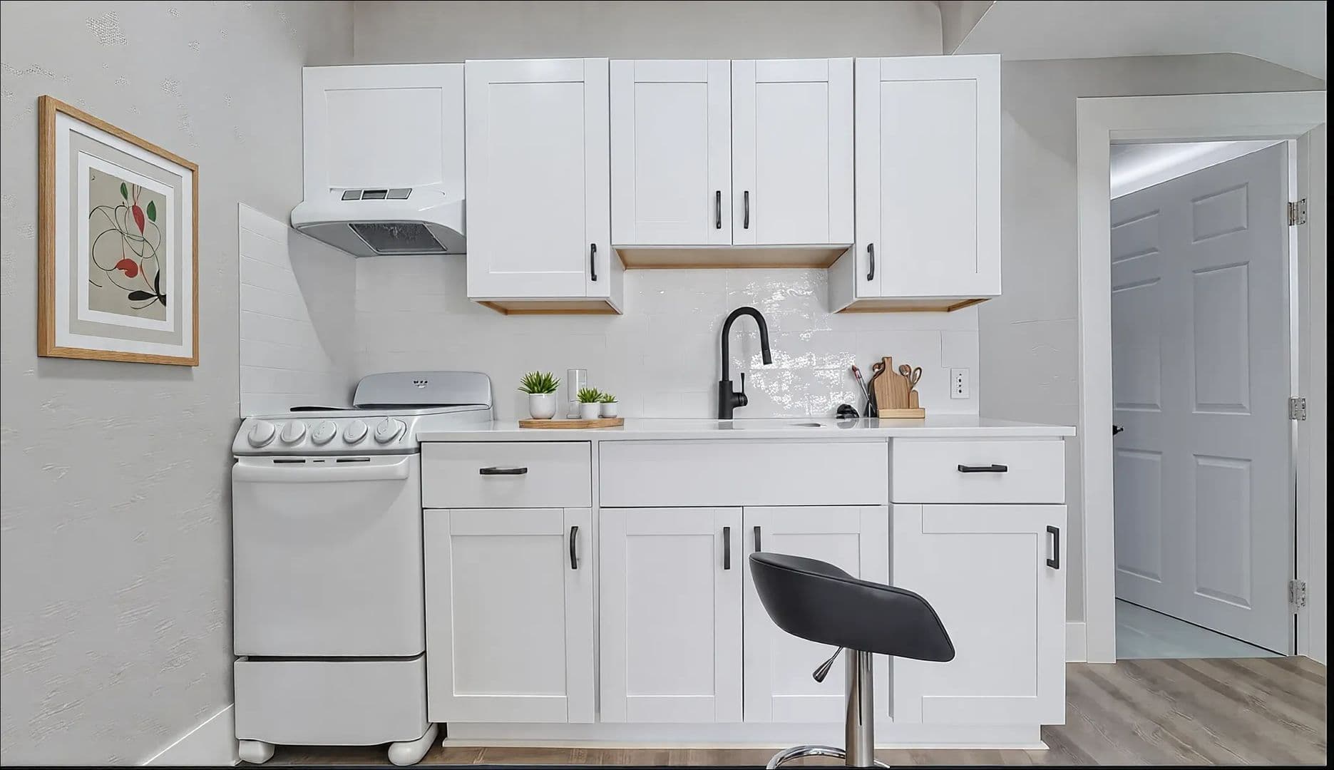 Sherman Apartment: 121 W Moore St