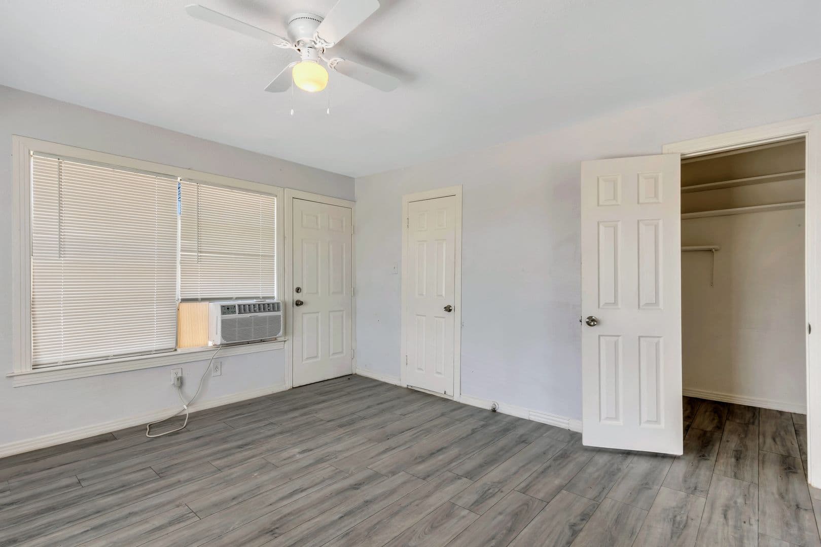 Cleburne Apartment: 305 N Robinson St