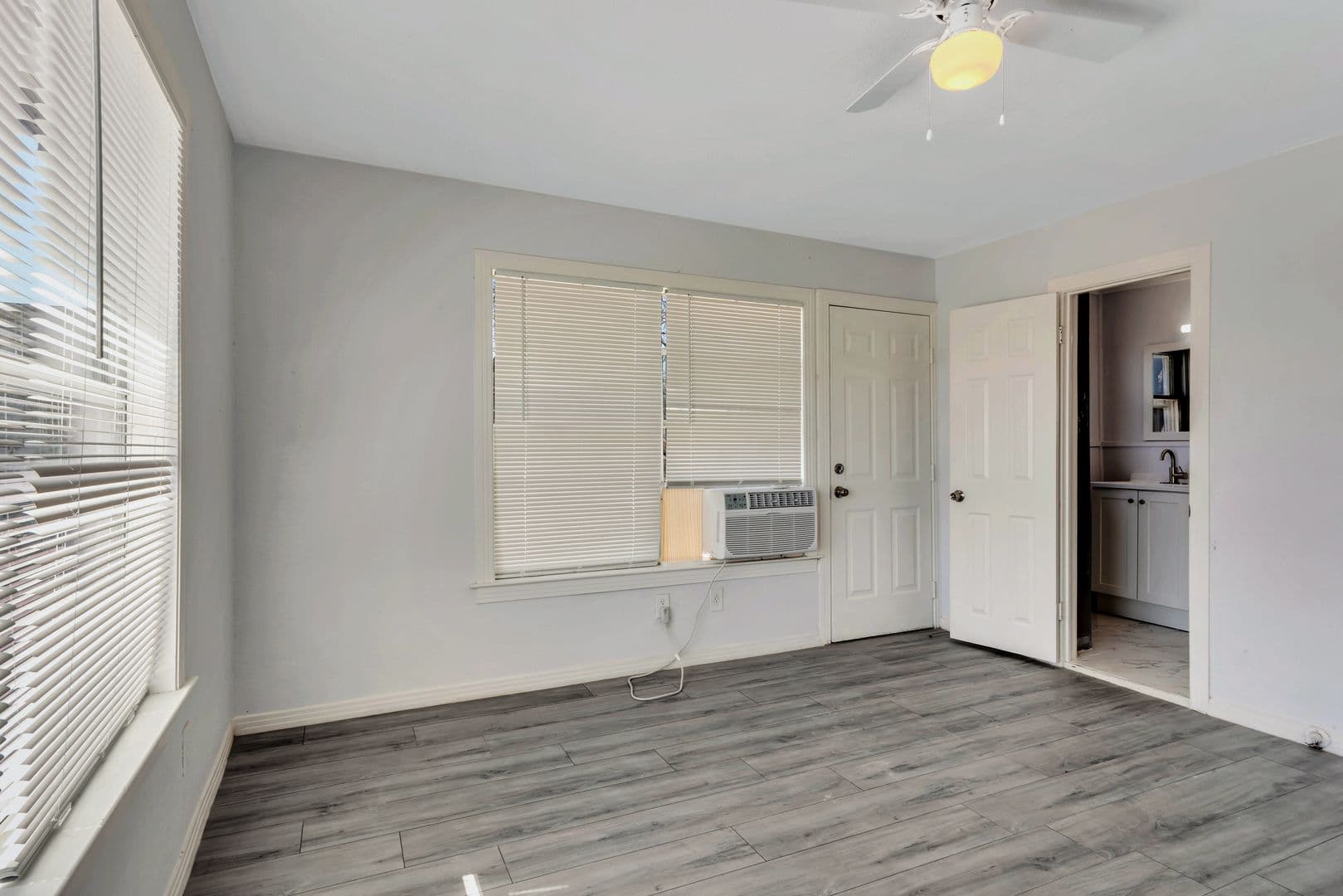 Cleburne Apartment: 305 N Robinson St
