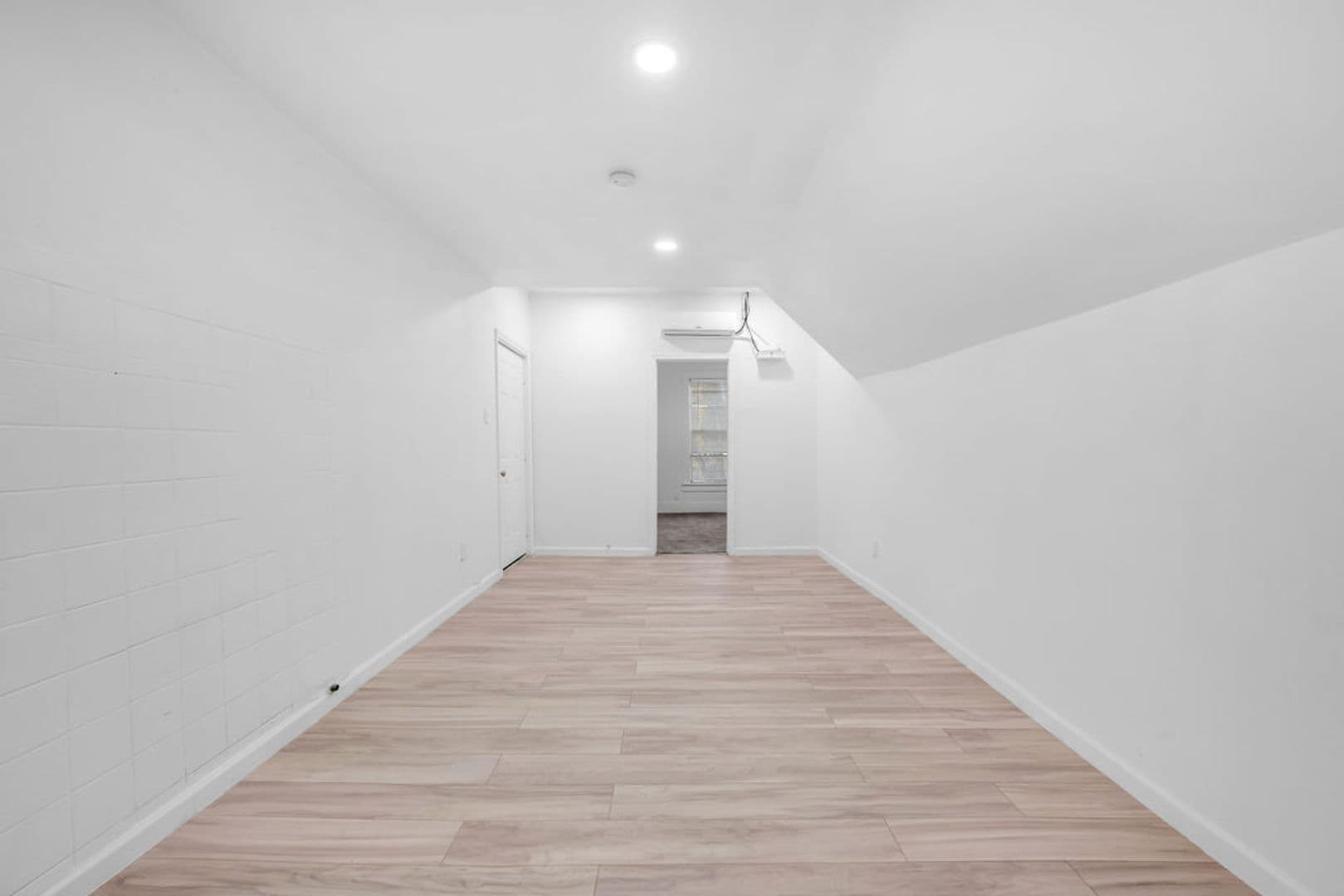 Denison Apartment: 526 W Munson St