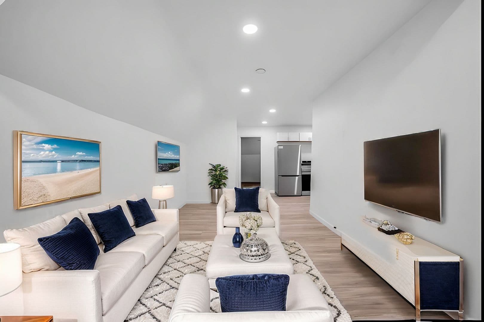 Denison Apartment: 526 W Munson St
