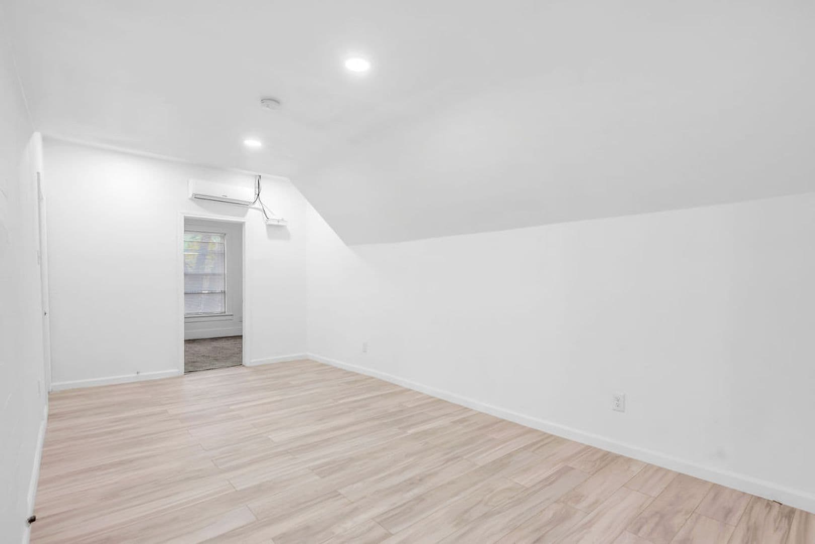 Denison Apartment: 526 W Munson St