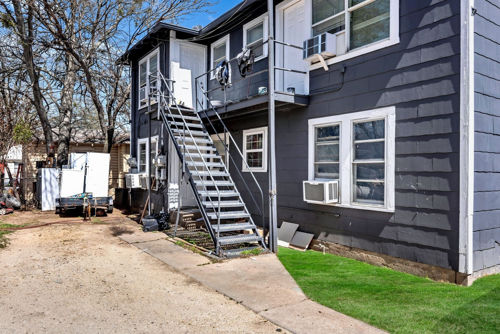 Cleburne Apartment: 305 N Robinson St