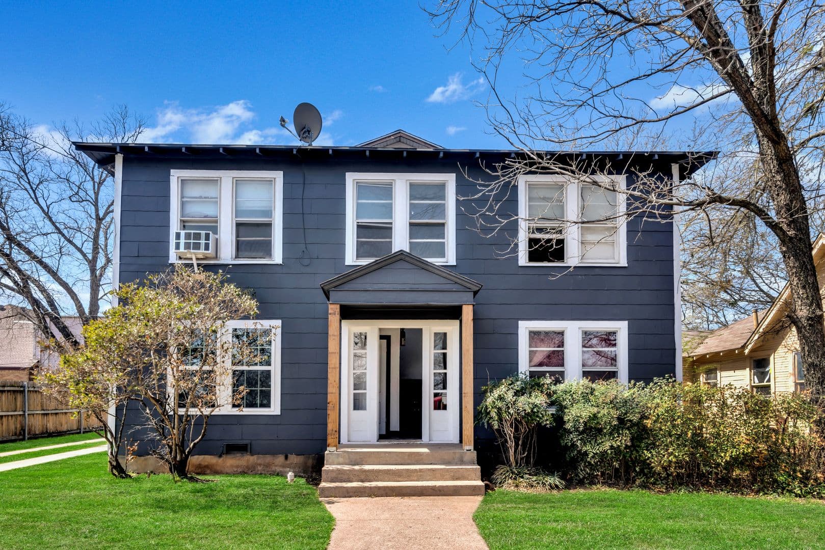 Cleburne Apartment: 305 N Robinson St