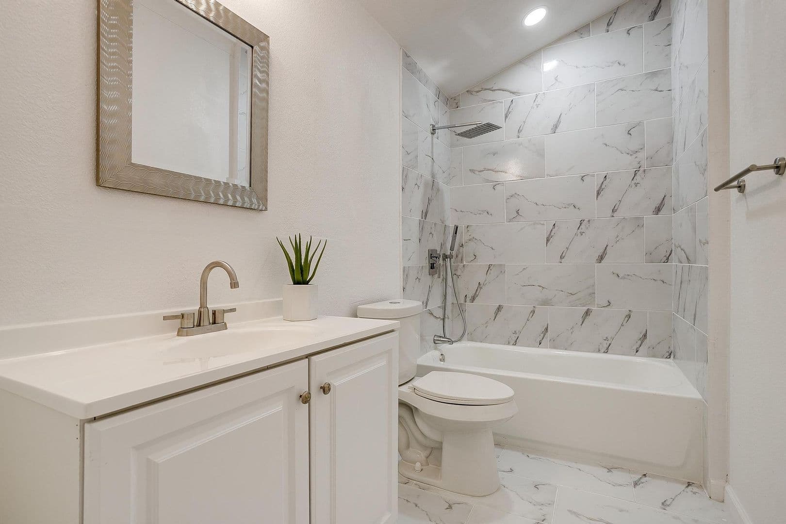 Fort Worth House: 712 W Butler St