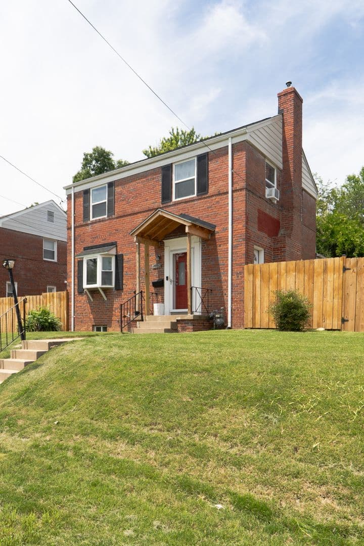 Silver Spring House: 10024 Lorain Ave