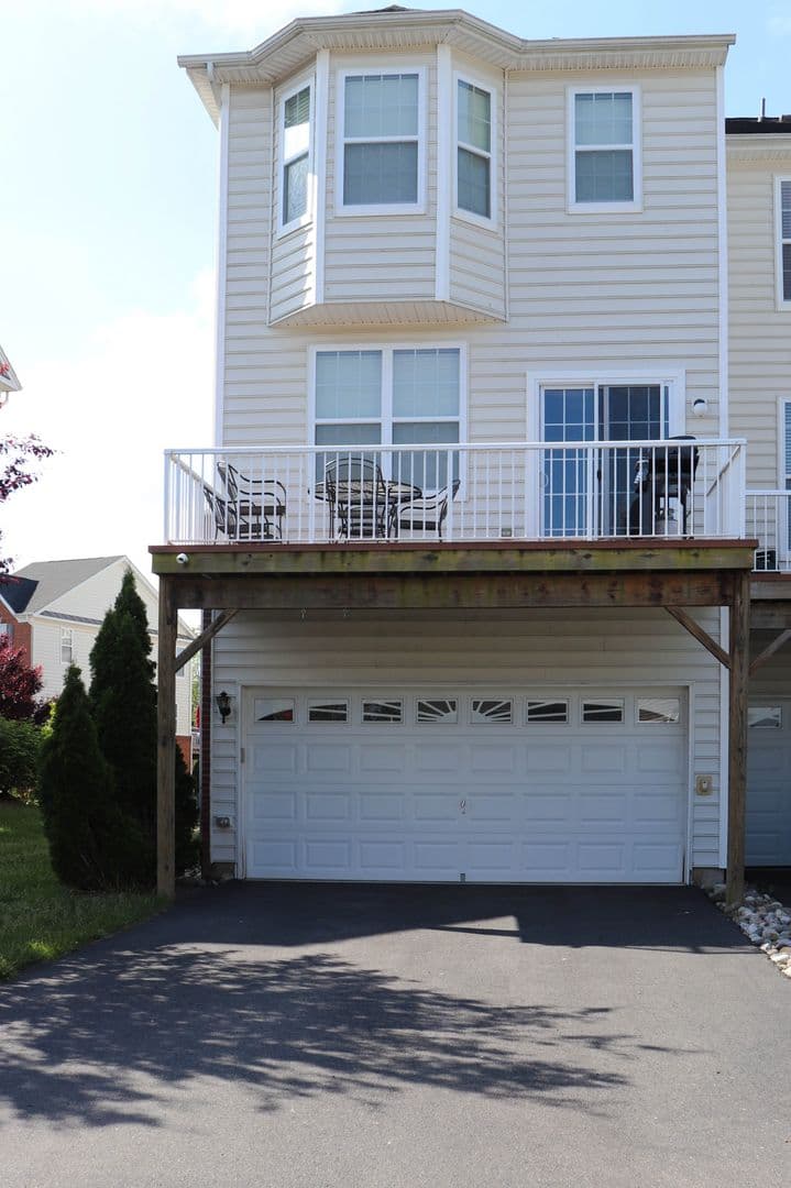 Ashburn Townhome: 23073 Weybridge Sq