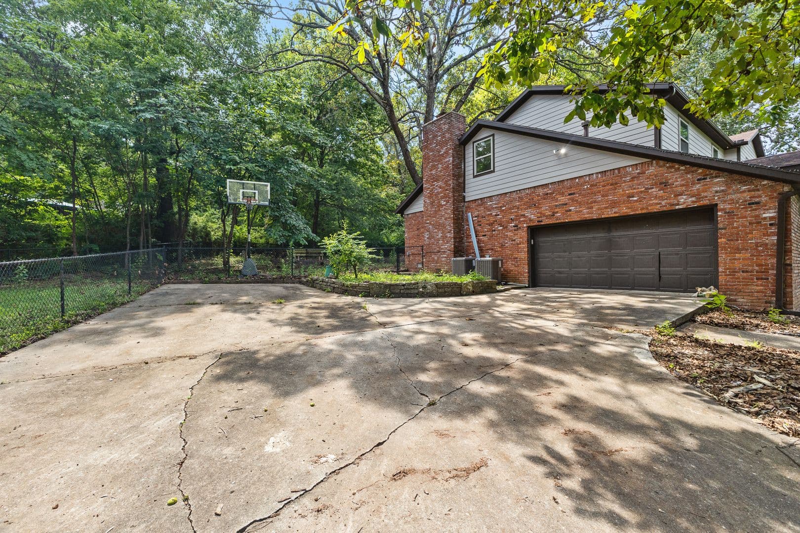 Fayetteville House: 2825 E Inwood Lane