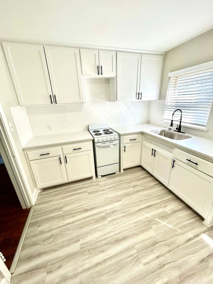 Fayetteville Apartment: 1107 W Rowan St