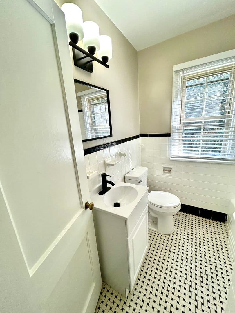 Fayetteville Apartment: 1107 W Rowan St