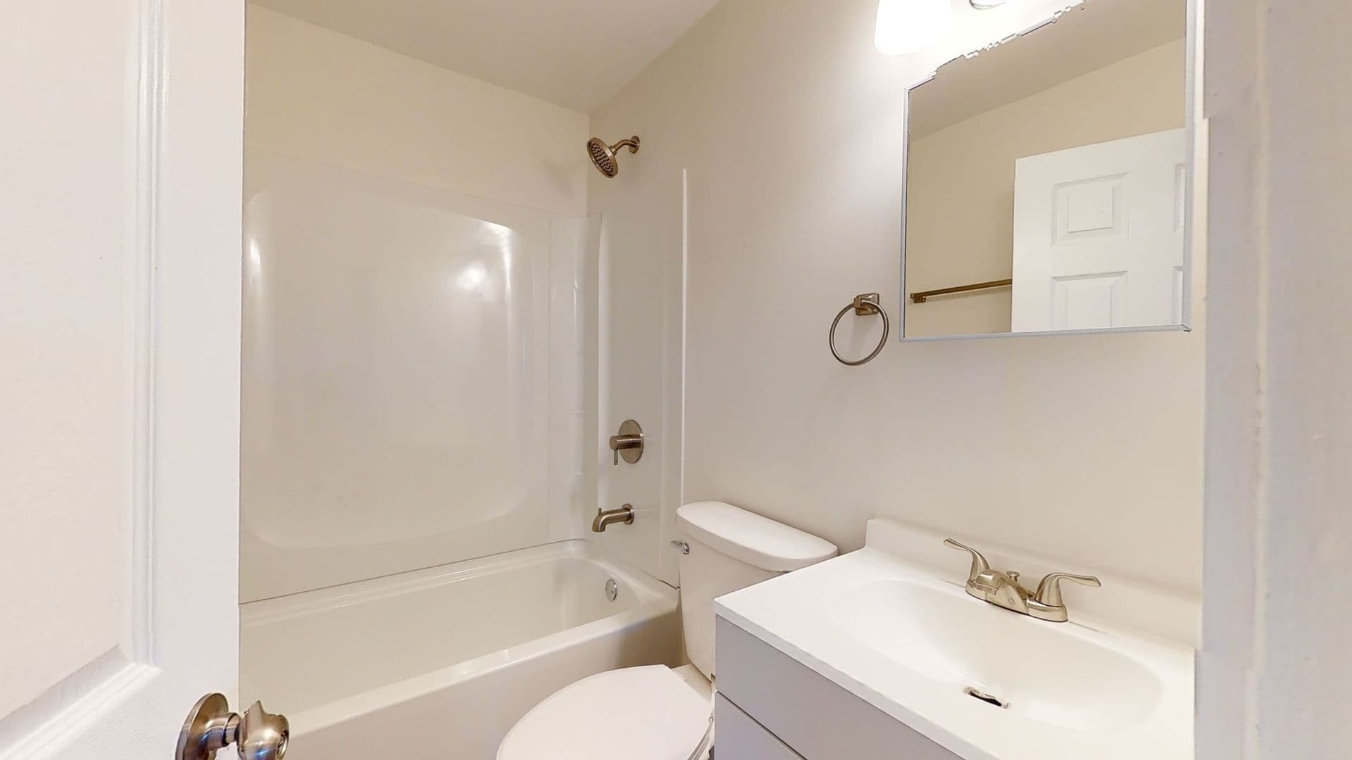 Monroe Apartment: Fairley Avenue