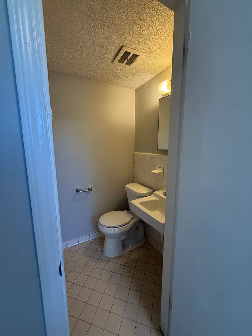 Charlotte Apartment: 5822 Cedars East Ct