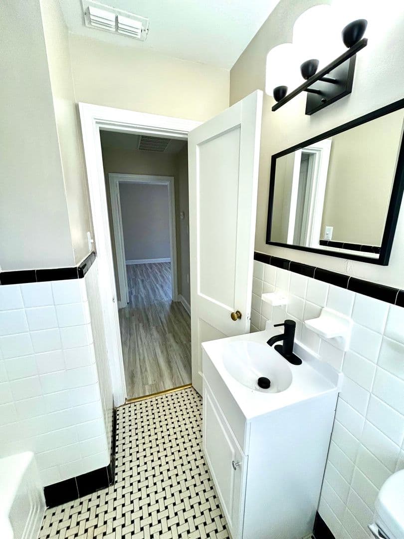 Fayetteville Apartment: 1107 W Rowan St