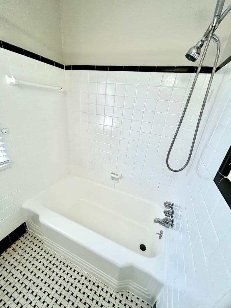 Fayetteville Apartment: 1107 W Rowan St