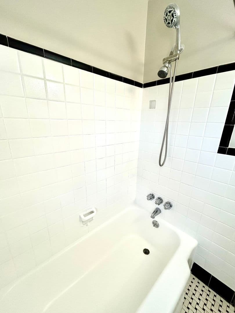 Fayetteville Apartment: 1107 W Rowan St