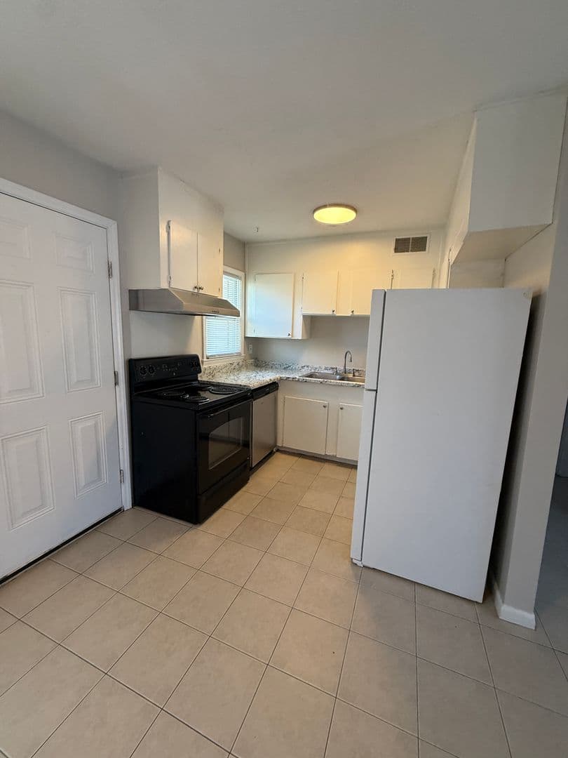 Charlotte Apartment: 5822 Cedars East Ct