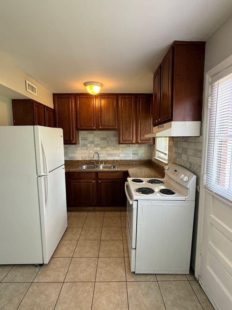 Charlotte Apartment: 5822 Cedars East Ct
