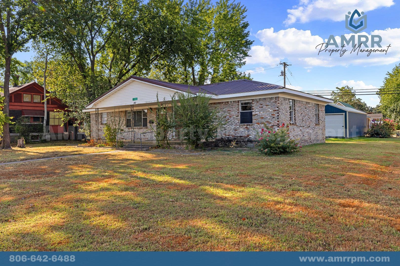 Gentry House: 141 W Main St