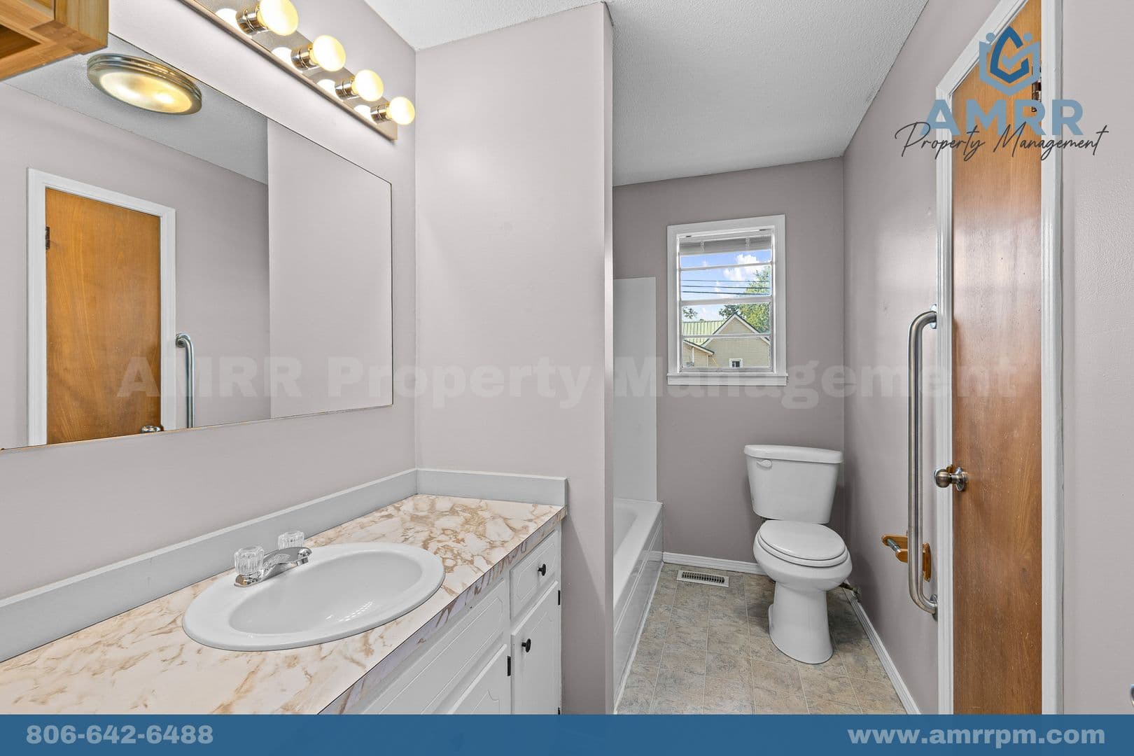 Gentry House: 141 W Main St