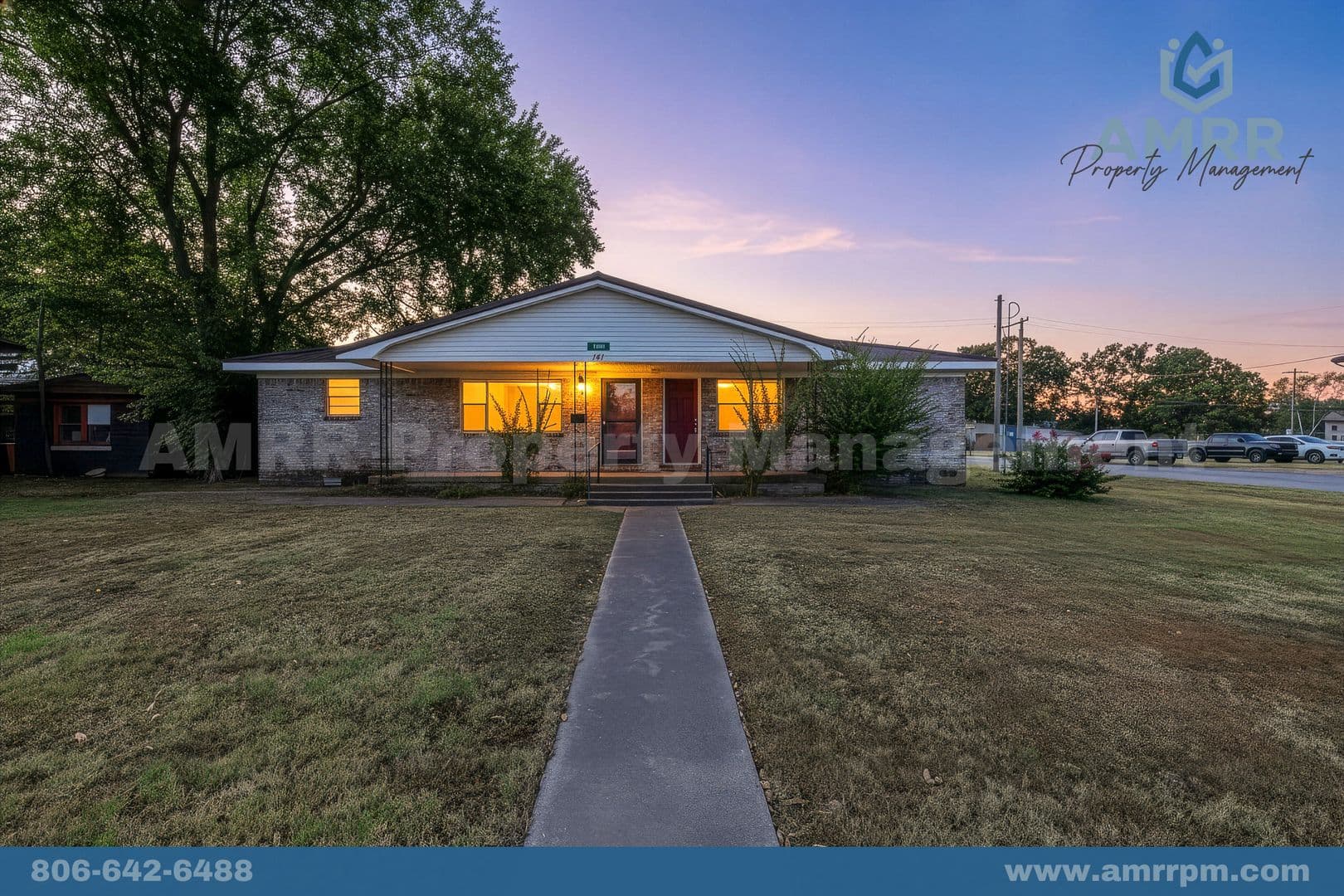 Gentry House: 141 W Main St