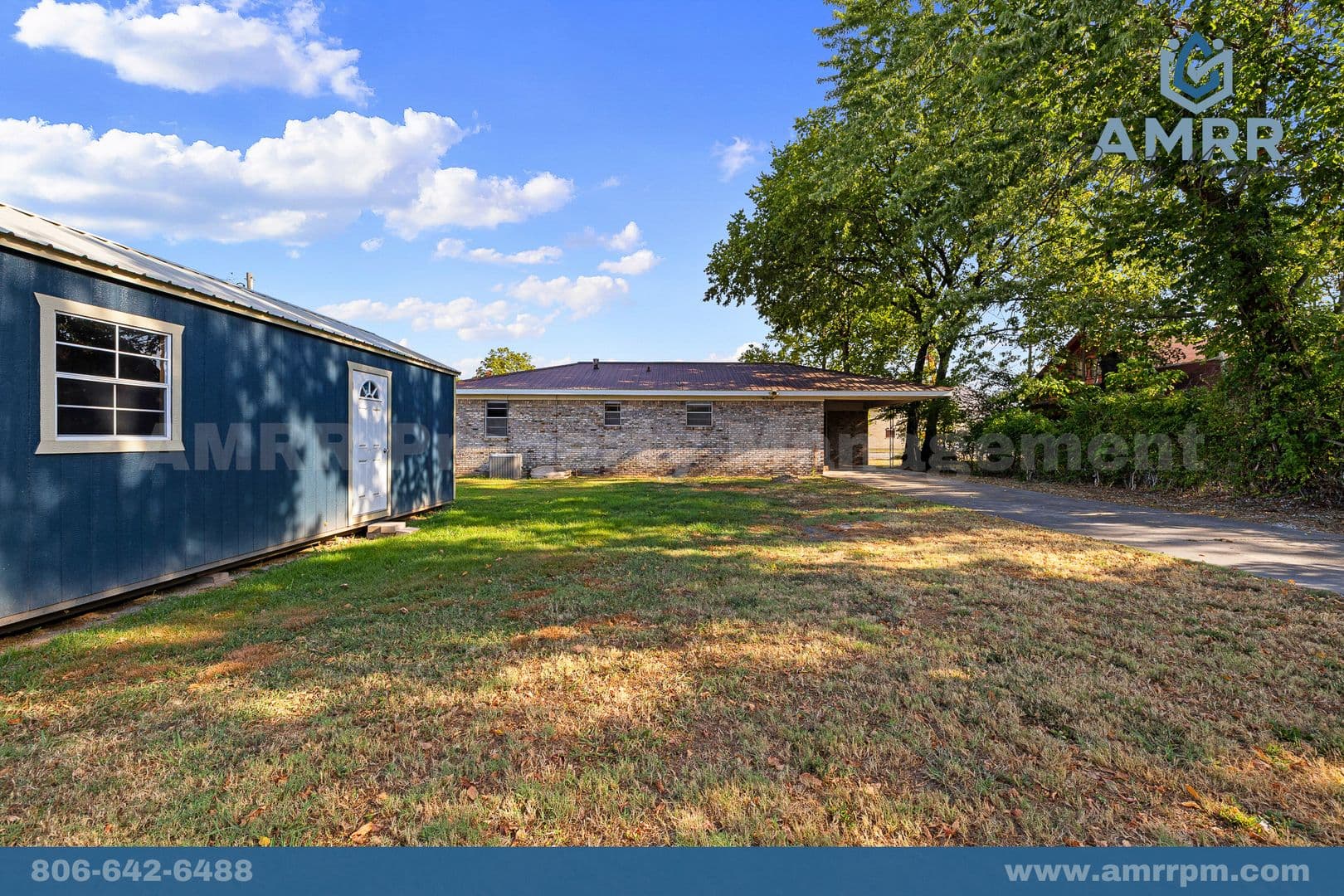 Gentry House: 141 W Main St