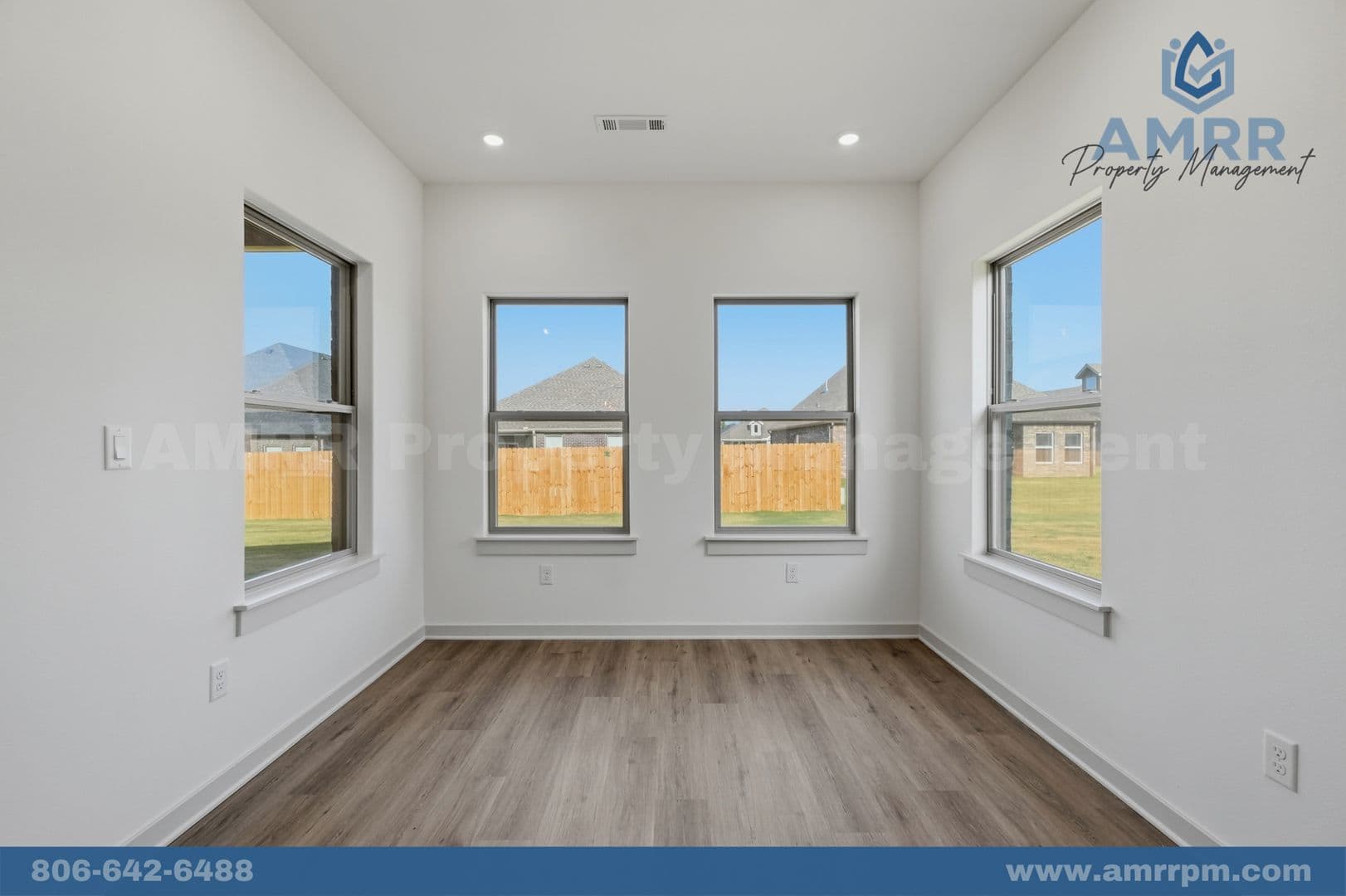 Siloam Springs House: 2304 N Zane St