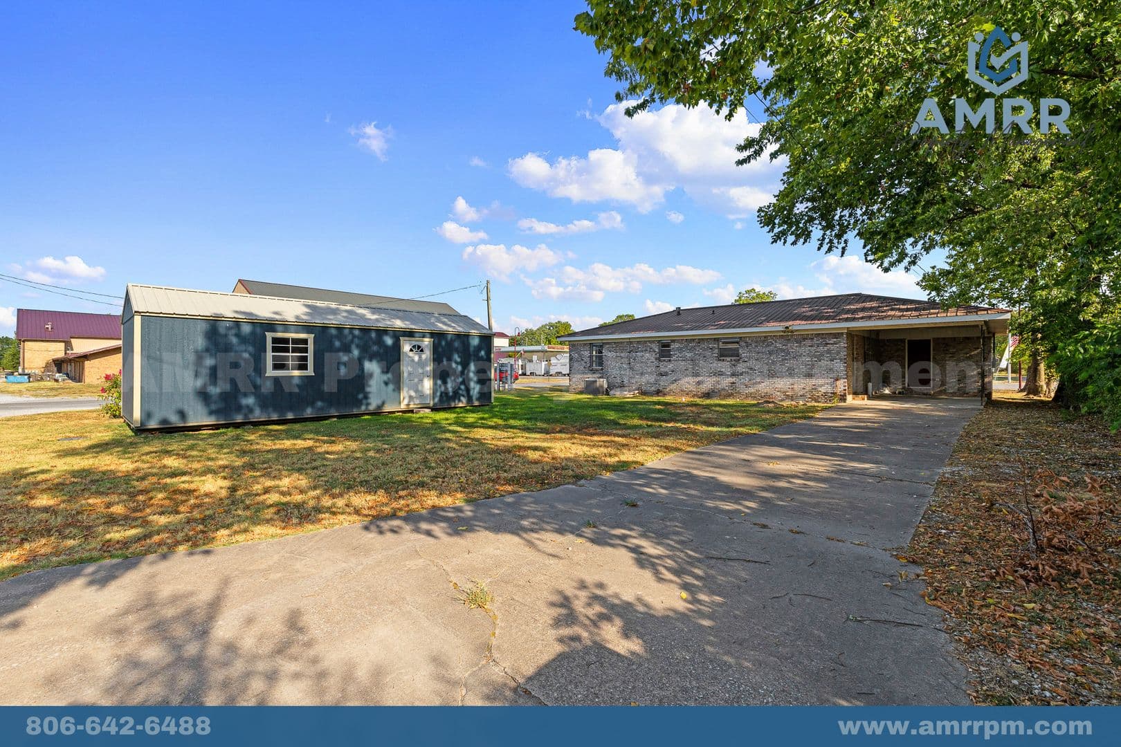 Gentry House: 141 W Main St