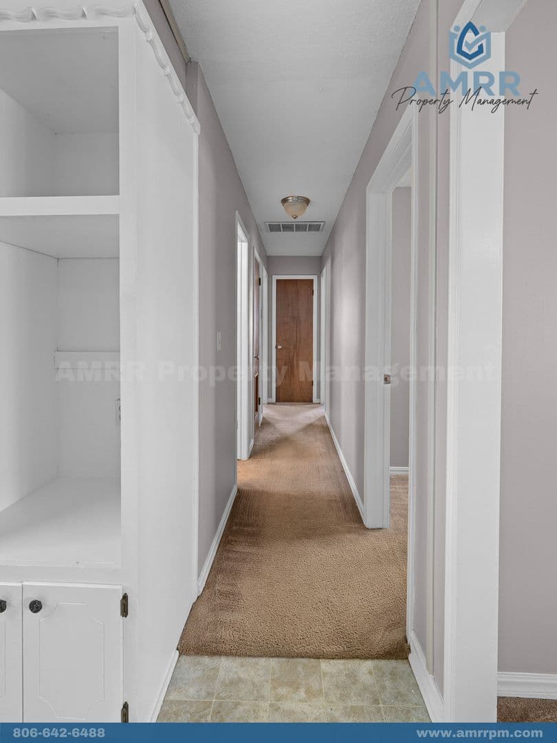 Gentry House: 141 W Main St