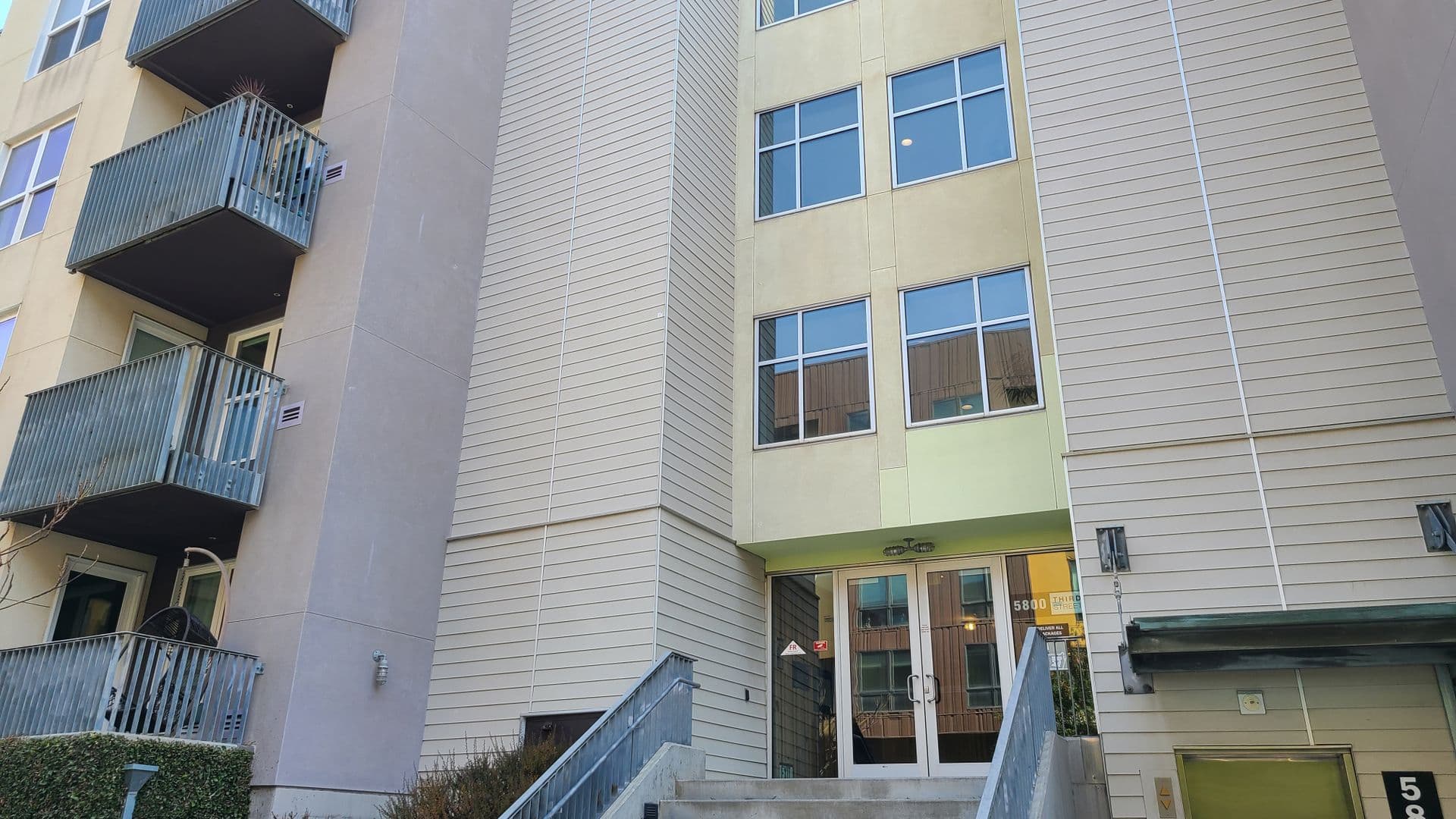 San Francisco House: 5800 3rd Street #1418