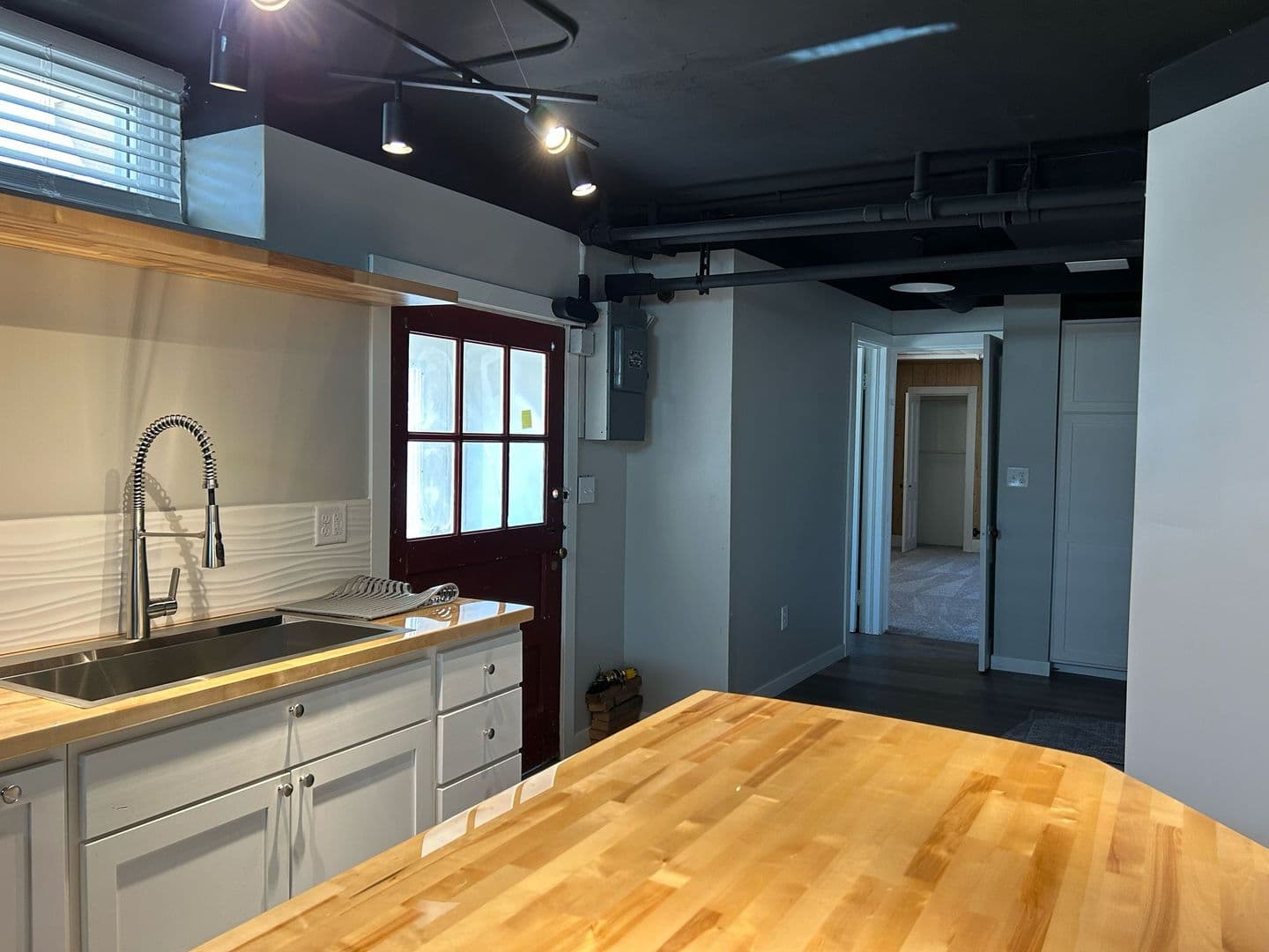 Montevideo Apartment: 215 S 5th St