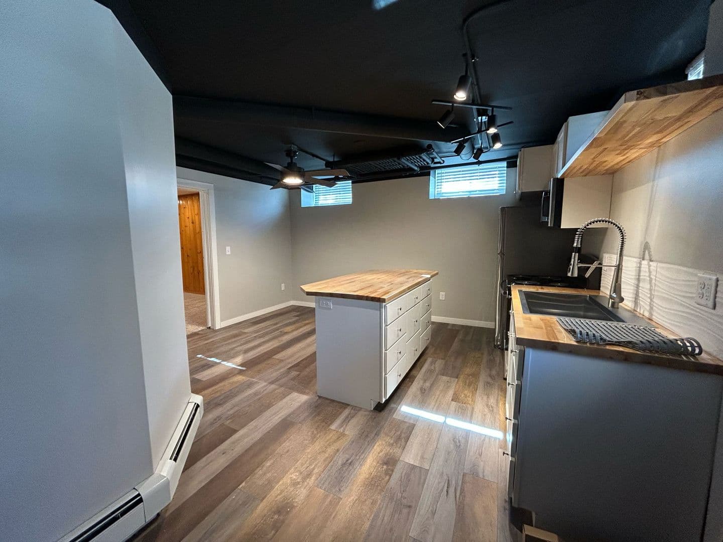 Montevideo Apartment: 215 S 5th St