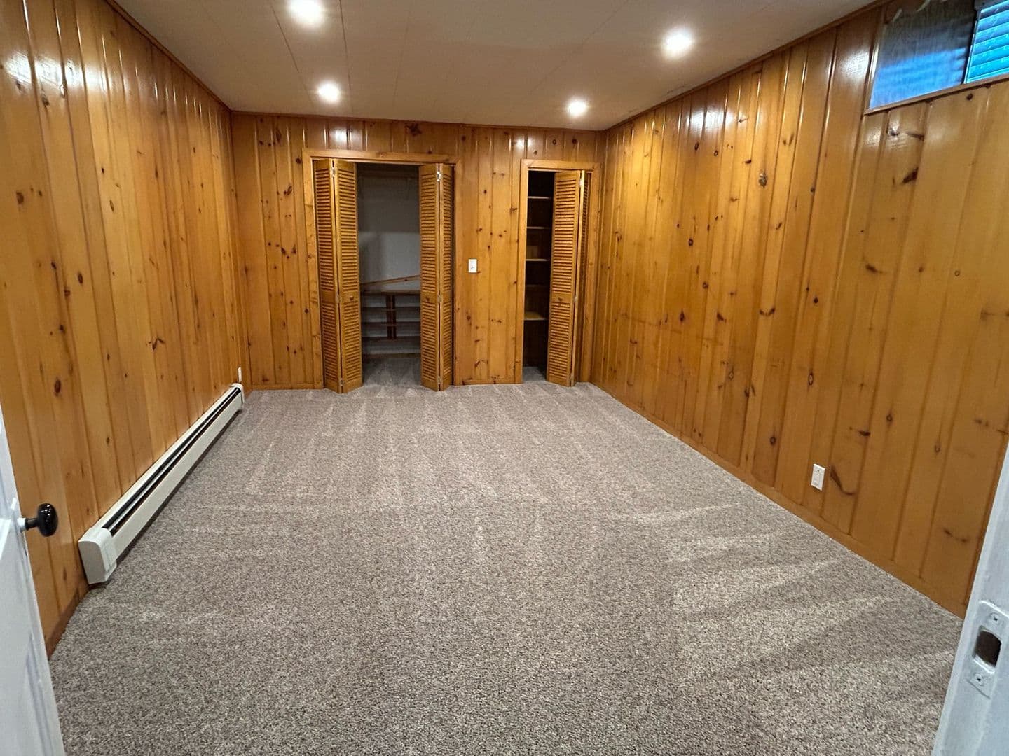 Montevideo Apartment: 215 S 5th St