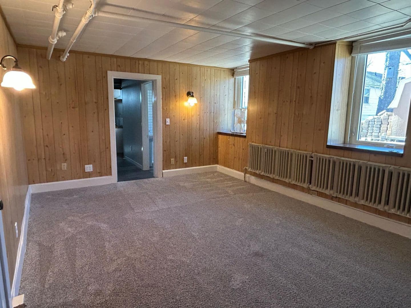 Montevideo Apartment: 215 S 5th St