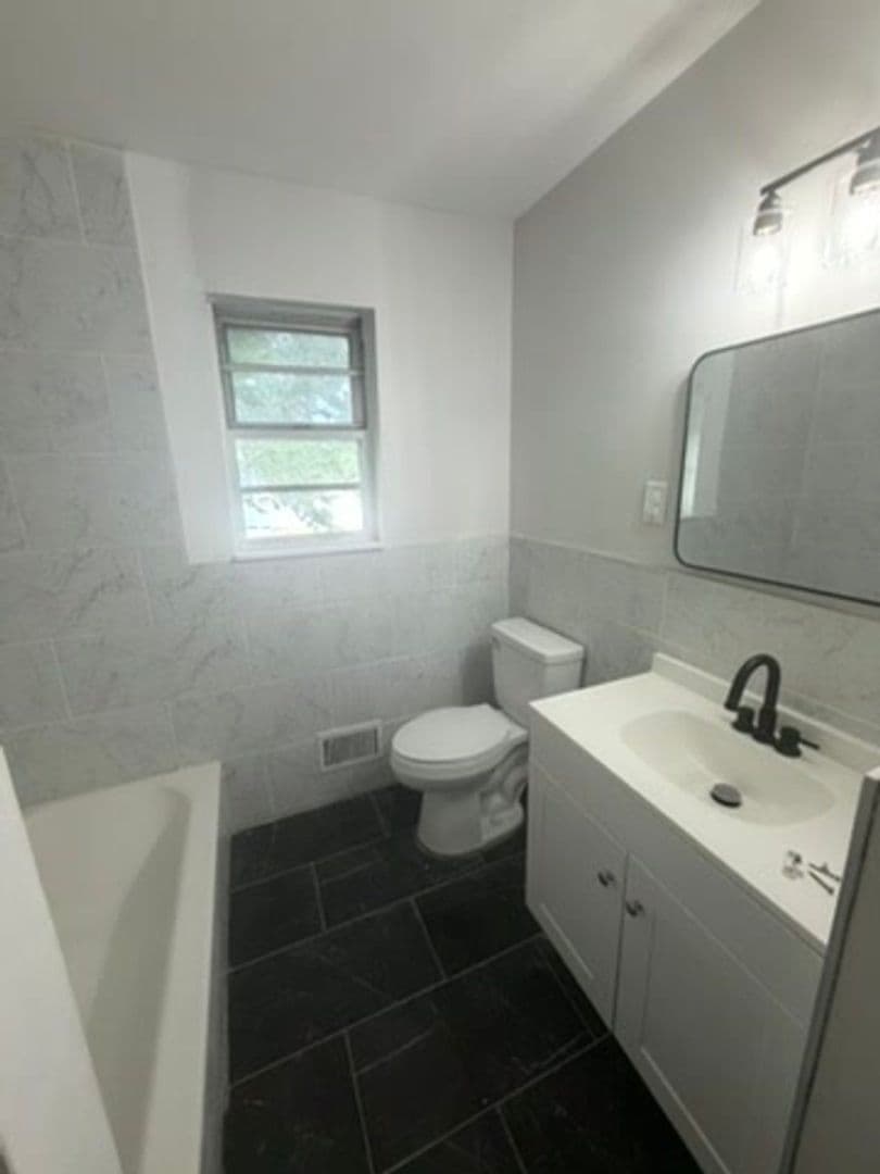 Lakehurst House: 801 Cedar Street