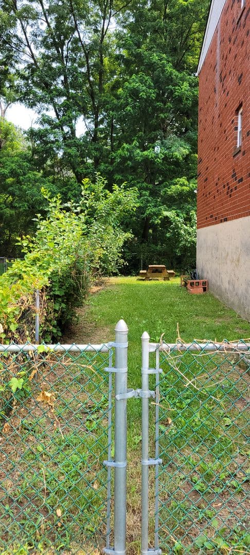 Philadelphia Apartment: 9479 Woodbridge Rd.