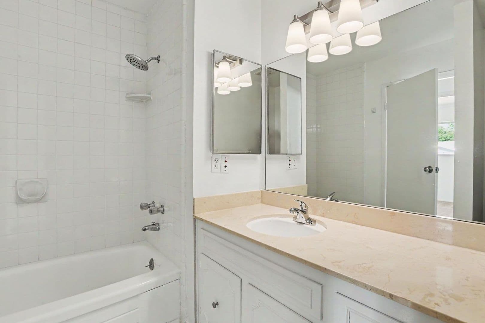 San Mateo House: 10 Los Altos Place