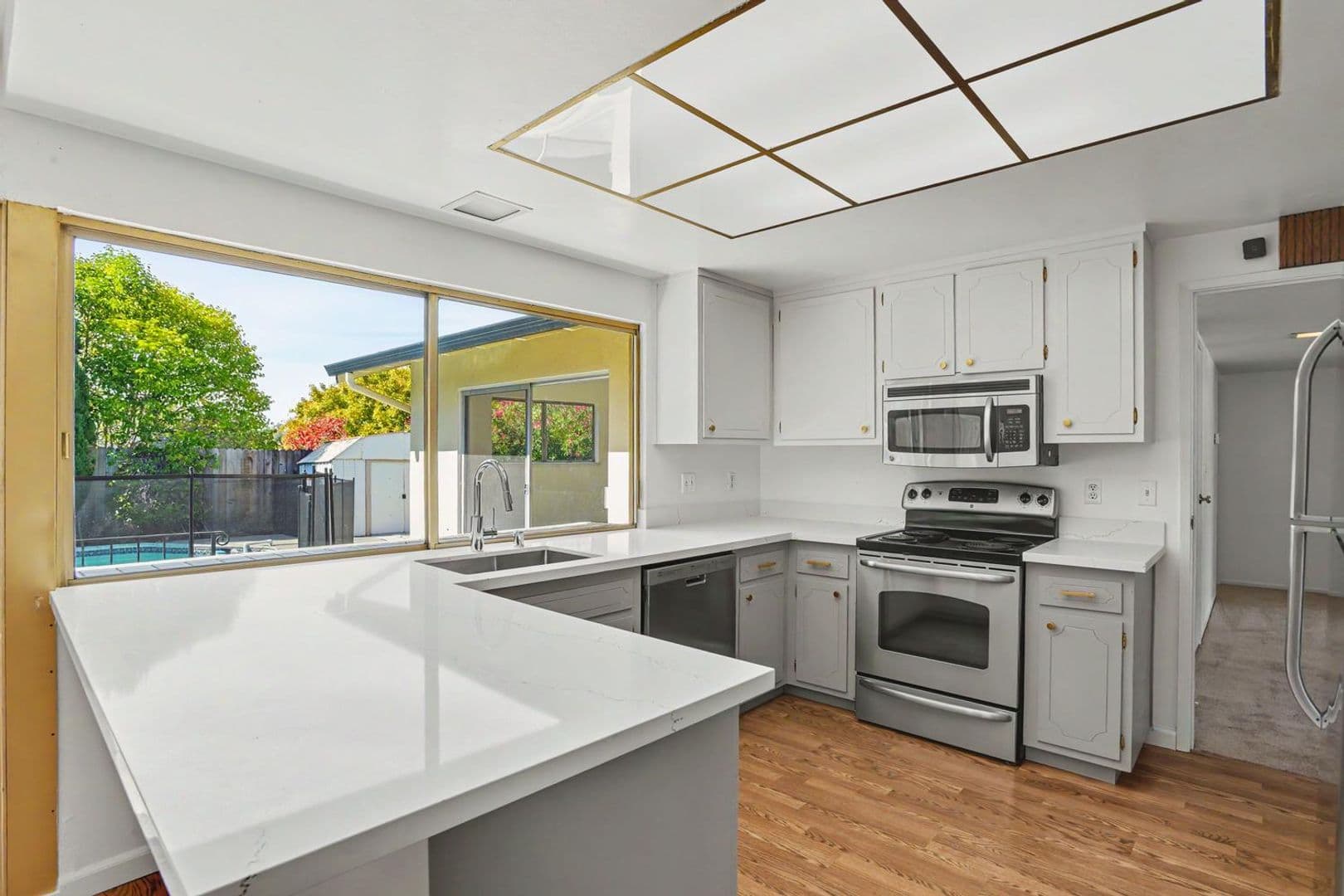 San Mateo House: 10 Los Altos Place