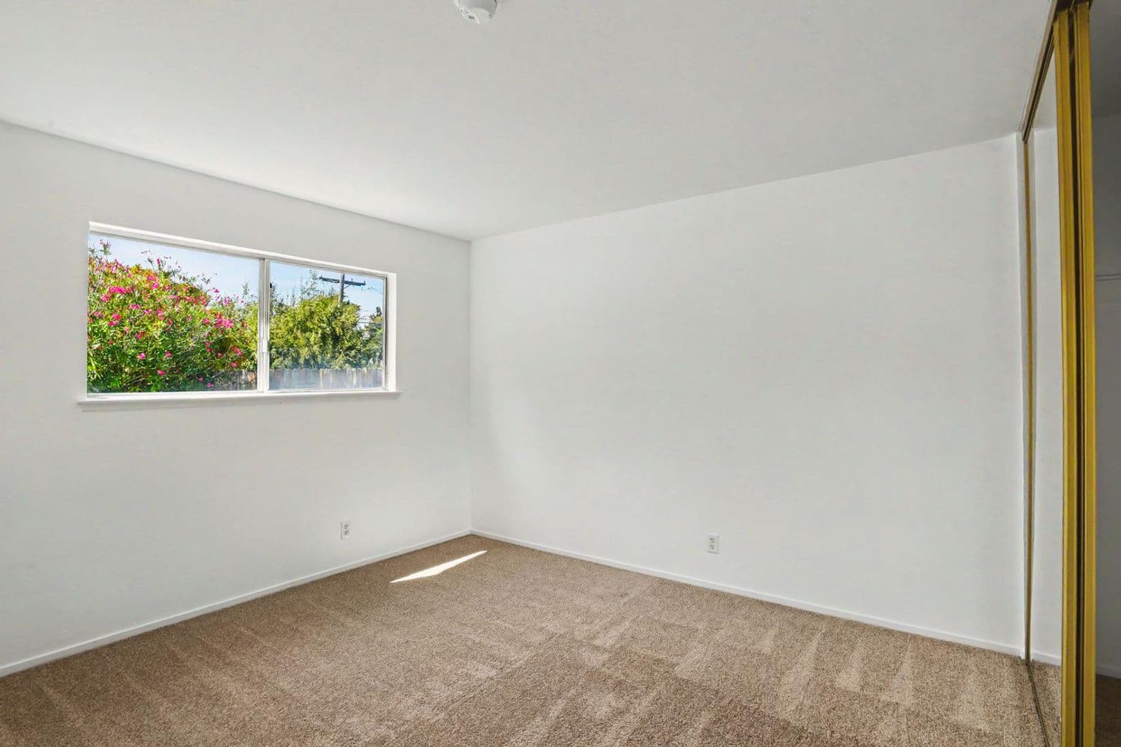 San Mateo House: 10 Los Altos Place