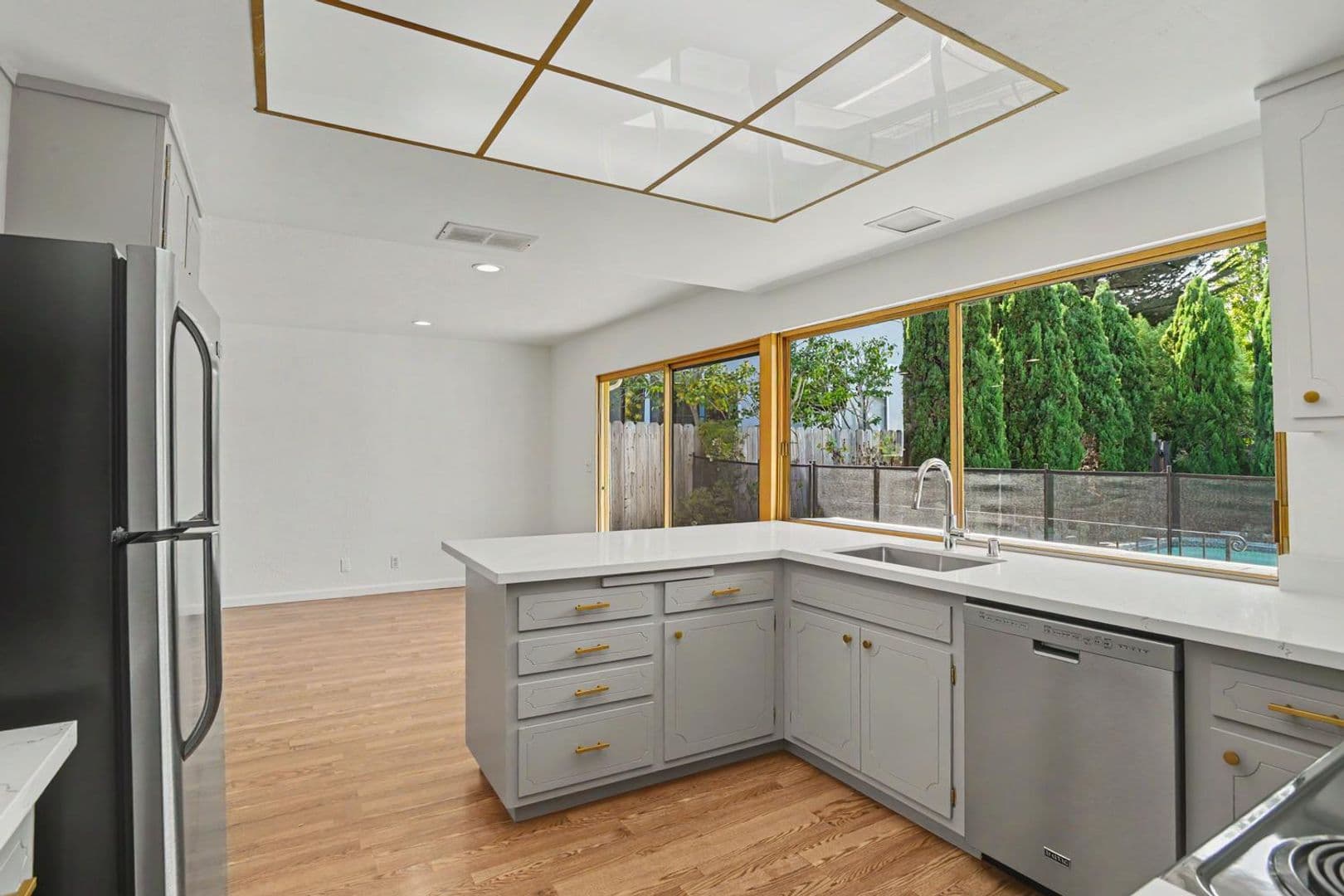 San Mateo House: 10 Los Altos Place