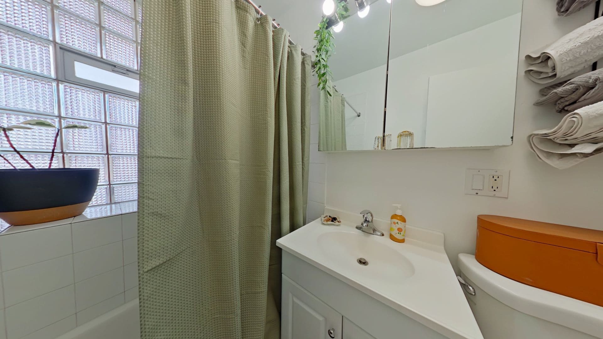 Chicago Apartment: 900 W. Gunnison St.