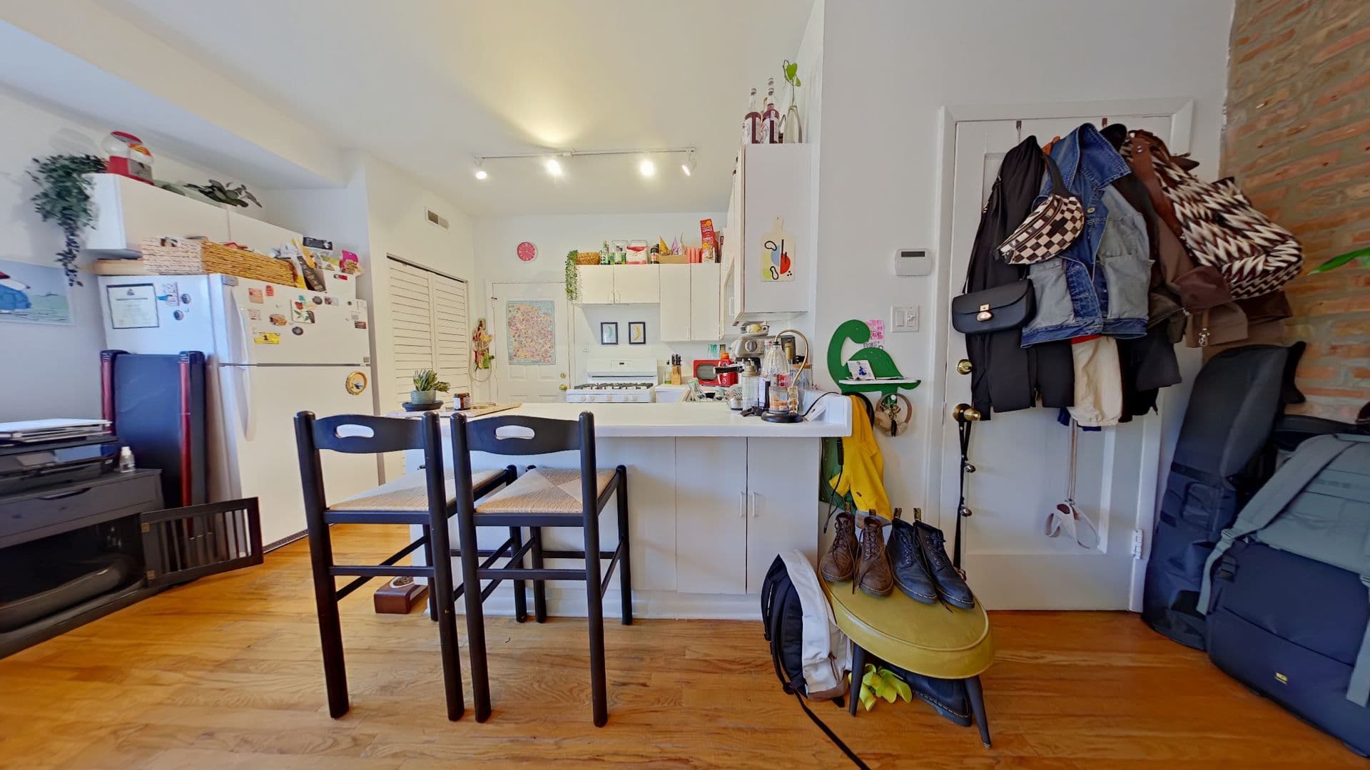Chicago Apartment: 900 W. Gunnison St.