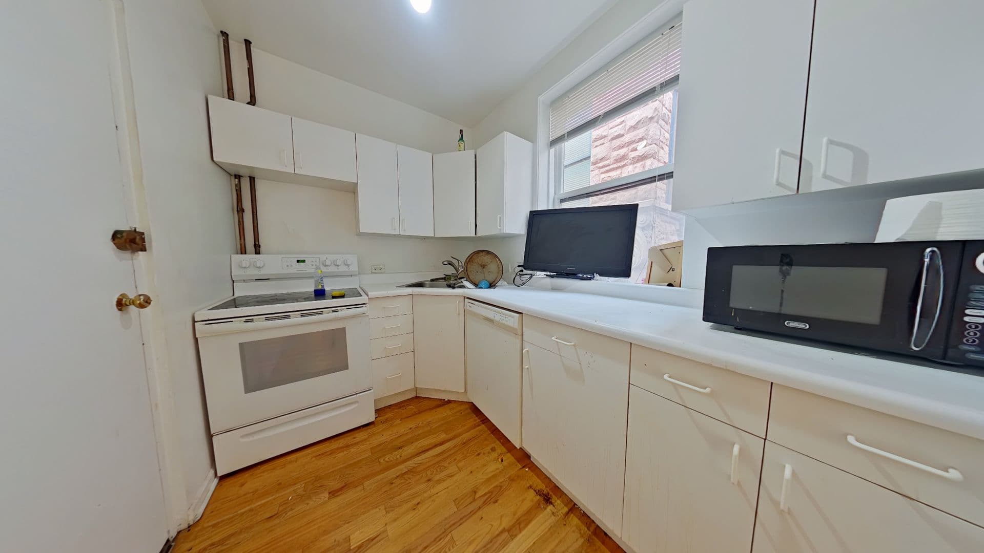 Chicago Apartment: 701 W. Belmont Ave.