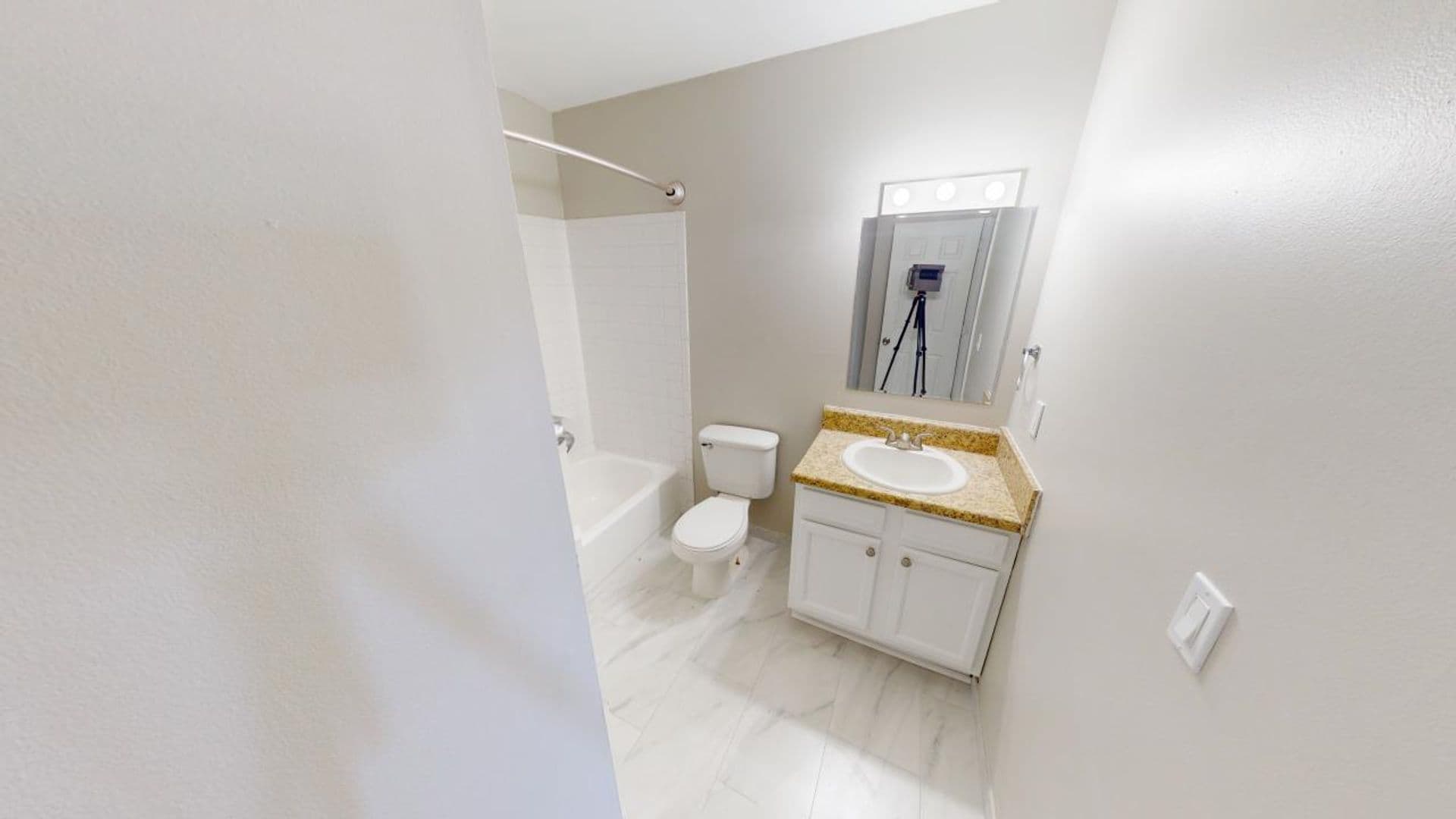 Dundee Apartment: 500 E Monroe St