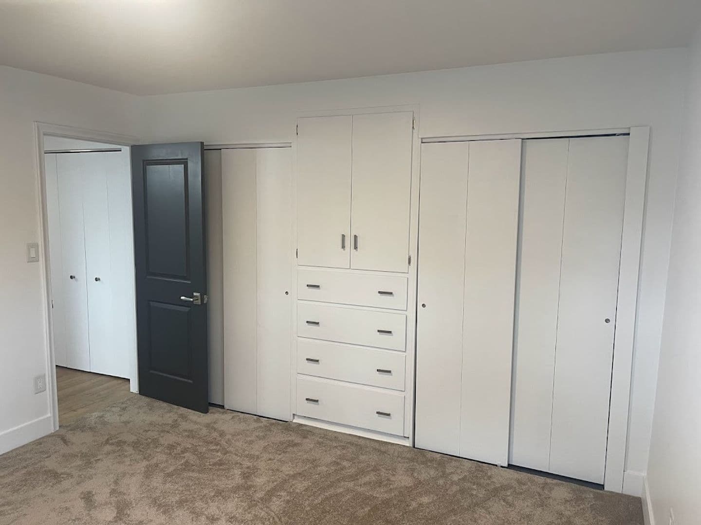 Royal Oak Apartment: 2301 W 14 Mile Rd